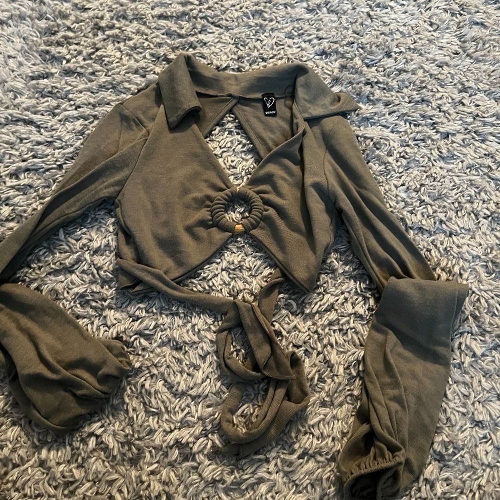 Windsor cropped tie back long sleeve size medium